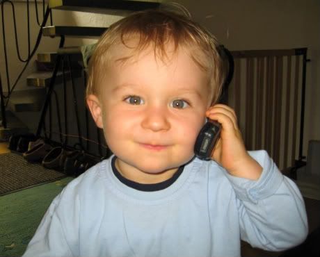 Henry telefoniert mit Handy