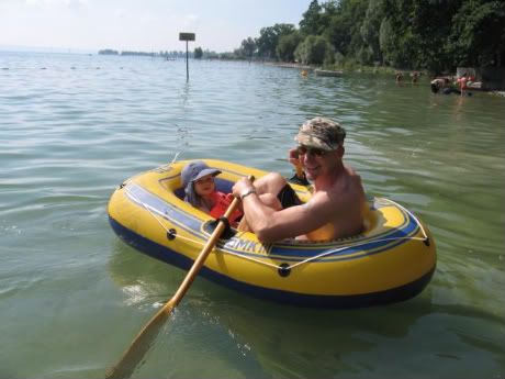 Papa und Henry paddeln Schlauchboot