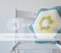 Free crochet pattern: Bursting Bloom Pillow | Happy in Red